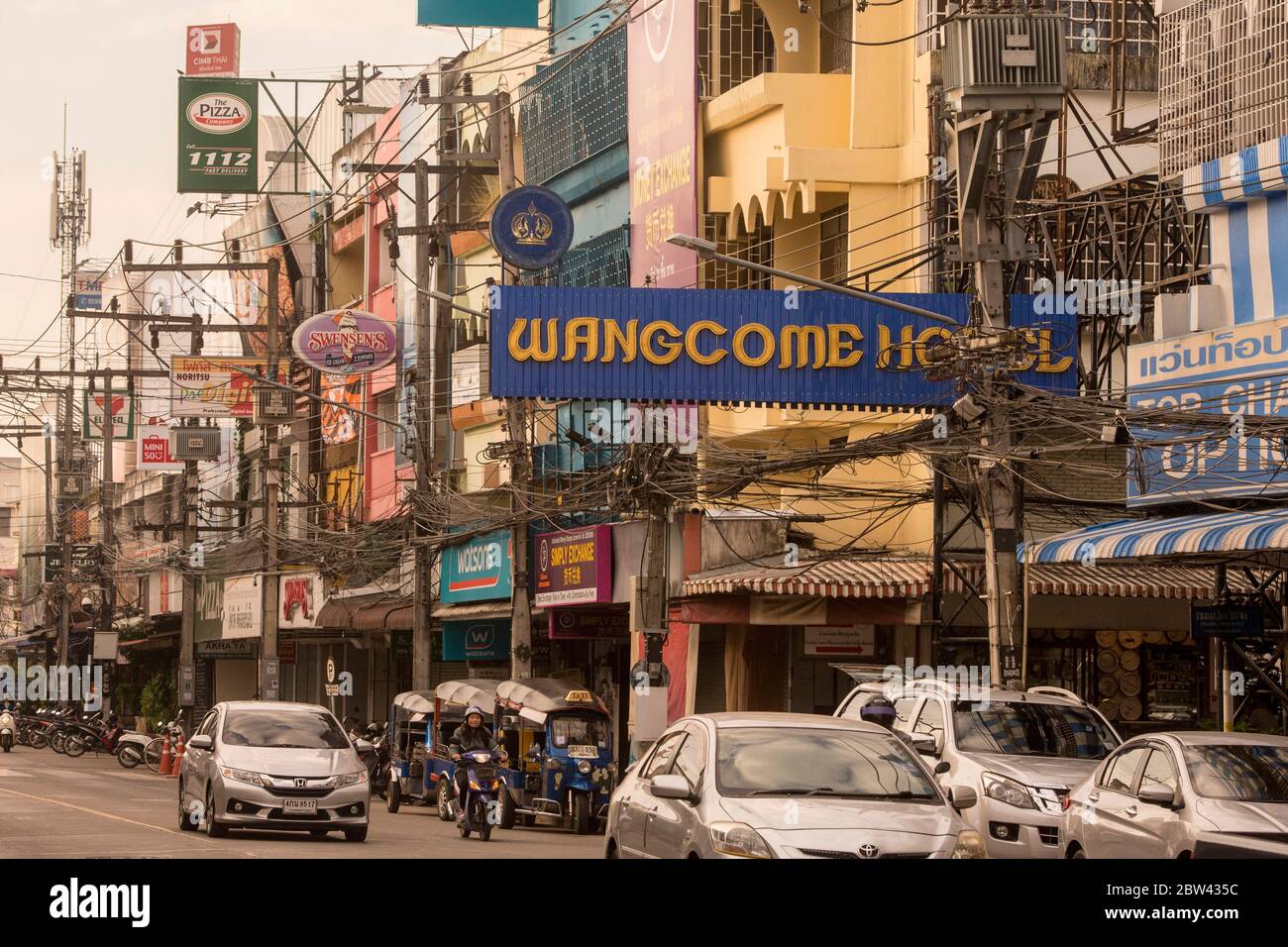 La route Phahonyothin dans la ville de Chiang Rai en Thaïlande du Nord. Thaïlande, Chiang Rai, novembre 2019 Banque D'Images