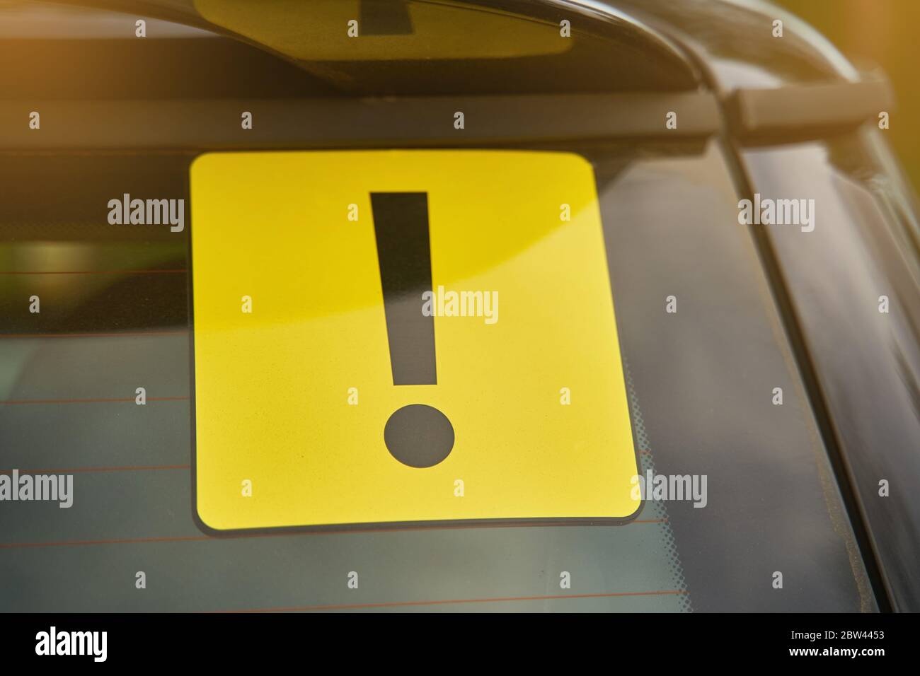 Panneau attention sur la vitre de la voiture. Concept de conducteur inexpérimenté. Banque D'Images