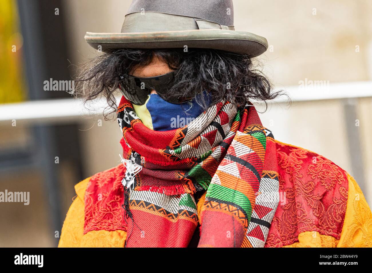 Berlin, Allemagne. 16 mai 2020. Un homme portant un masque et un foulard  faits soi-même pour couvrir sa bouche et son nez est vu à Berlin, capitale  de l'Allemagne, le 16 mai