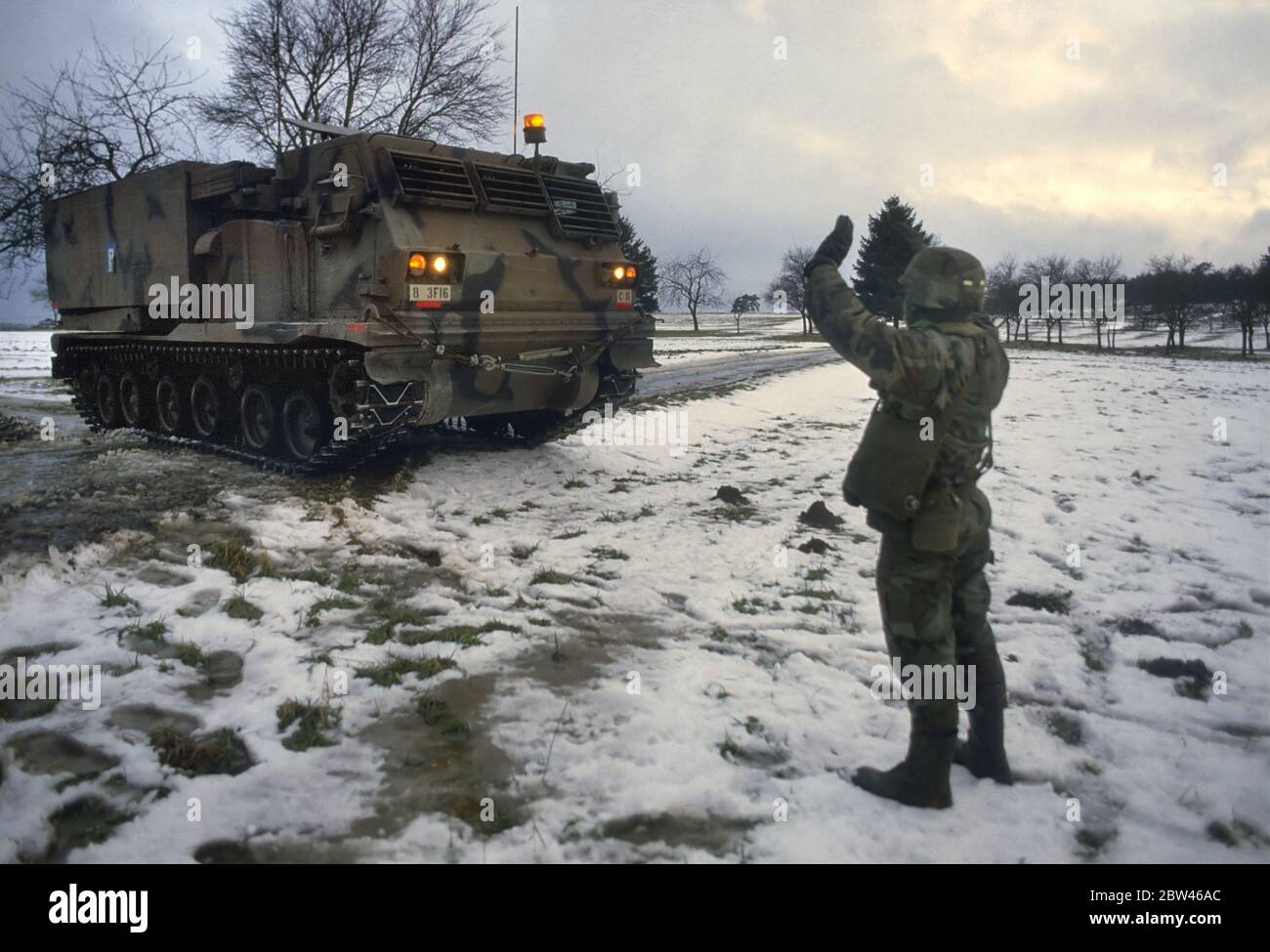 - exercices de l'OTAN en Allemagne, Armée américaine M270 lance-roquettes multiple automoteur MLRS (janvier 1986) - Esercitazioni OTAN à Germania, semovente lanciarazzi multipo M270 MLRS dell'Armée américaine (Gennaio 1986) Banque D'Images