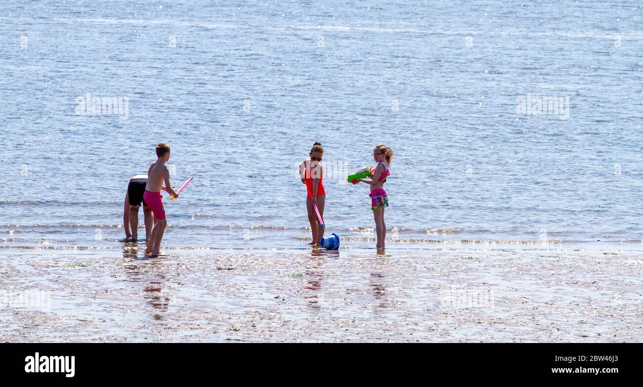 Dundee, Tayside, Écosse, Royaume-Uni. 29 mai 2020. Météo au Royaume-Uni : la vague de chaleur continue de traverser le nord-est de l'Écosse avec une température maximale de 24 °C. Aujourd’hui, c’est le deuxième jour, phase 1 du plan en quatre étapes du gouvernement écossais pour sortir de son isolement, permettant aux gens de passer plus de temps à l’extérieur tout en suivant les directives de distanciation sociale. Les résidents locaux prennent la journée pour profiter du temps chaud glorieux le long de la plage de Broughty Ferry à Dundee. Crédit : Dundee Photographics/Alamy Live News Banque D'Images