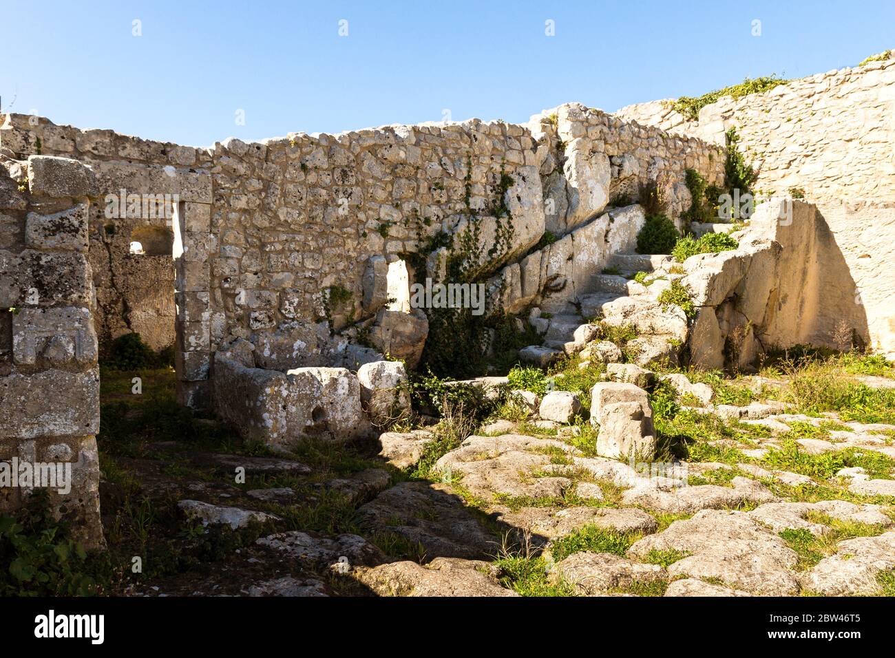 Ruines anciennes du château médiéval de Palazzolo Acrède, province de Syracuse, Italie - deuxième partie. Banque D'Images