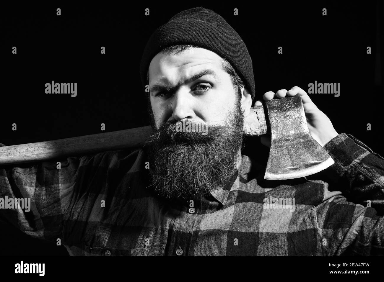 Joli mousseur ou bûcheron, boxeur barbu, avec barbe et moustache en chemise à carreaux rouges, garde la hache sur les épaules isolées sur fond noir Banque D'Images Joli mousseur ou bûcheron, boxeur barbu, avec barbe et moustache en chemise à carreaux rouges, garde la hache sur les épaules isolées sur fond noir Banque D'Images