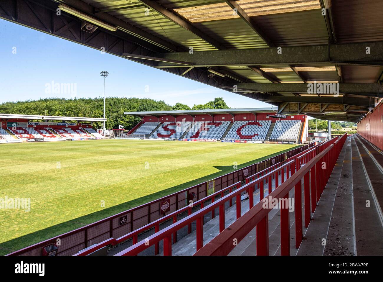 Vue générale de North Stand depuis la terrasse de football East Stand au stade Lamex, Broadhall Way, stade du Stevenage football Club, Stevenage, Herts. Banque D'Images