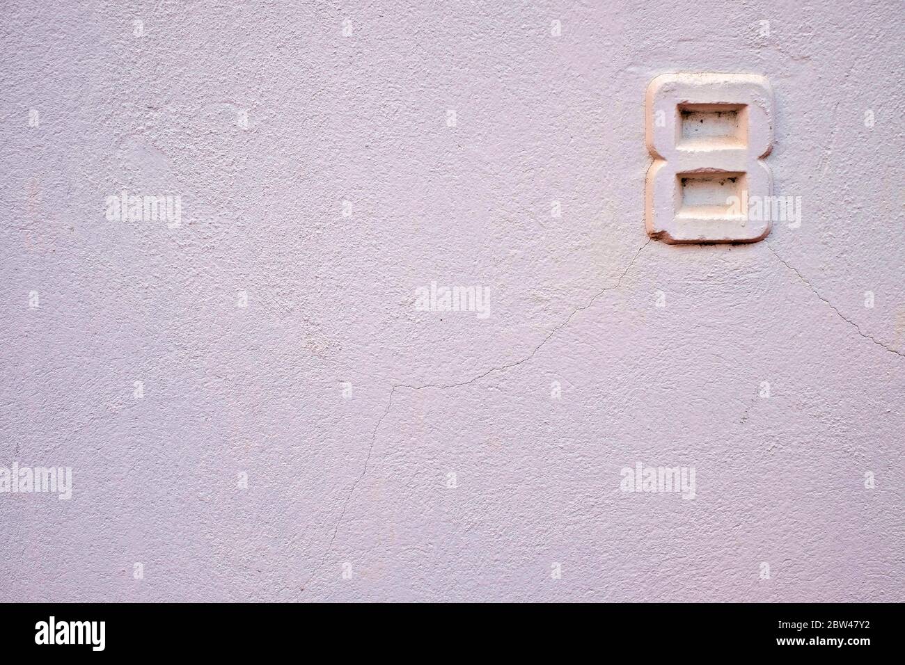 Huit / 8, décalage de nombre en blanc avec espace de texte vide. Banque D'Images