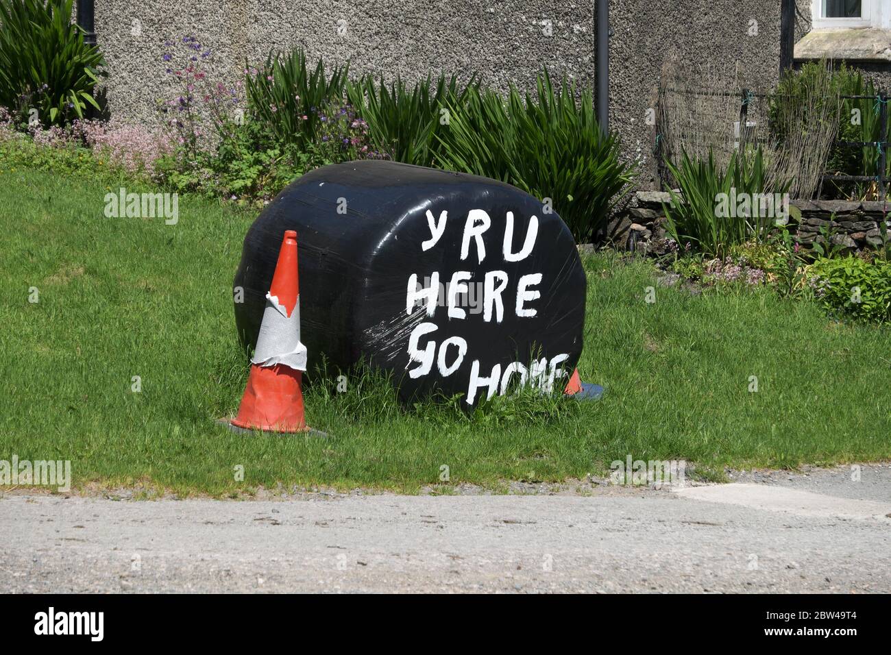 L'enseigne destinée aux visiteurs du Lake District se lit comme suit : 'y R U here' et 'Go home'. Vue à côté de la ferme dans la forêt de Grizedale le 28 mai 2020 Banque D'Images