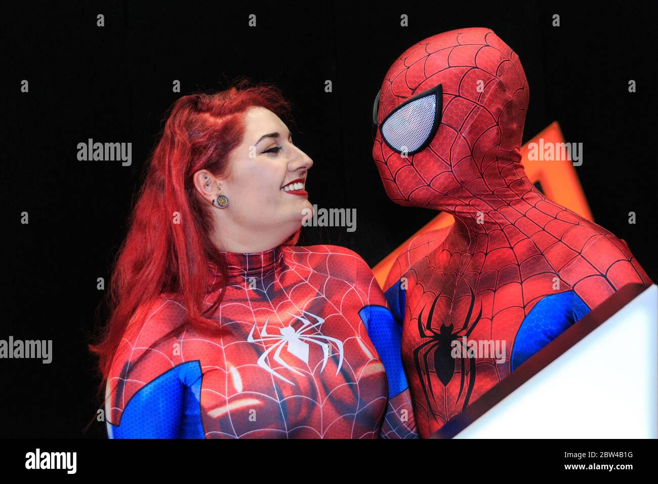 Spiderman et Spiderwoman posent ensemble mcm Comicon Coplayer convention, Excel London, Royaume-Uni Banque D'Images