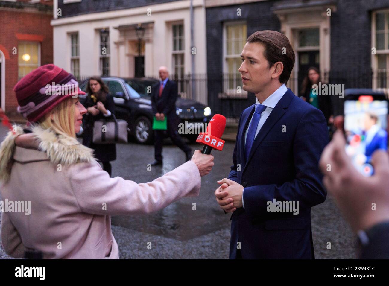 Sebastian Kurz, chancelier autrichien et chef de l'État, interviewé par l'ORF à l'extérieur du numéro 10, Downing Street, lors d'une visite, Londres, Royaume-Uni Banque D'Images