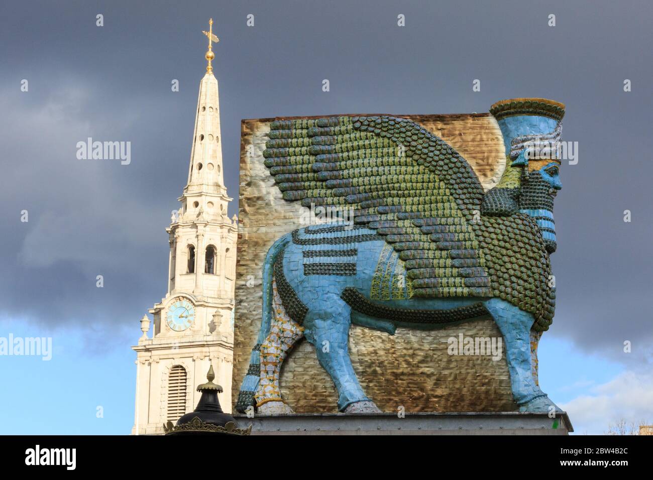 Statue de « l'ennemi invisible ne doit pas exister » et recréation de la bête mythique par Michael Rafowitz sur le quatrième Plinth de Trafalgar Square, Londres, Royaume-Uni Banque D'Images