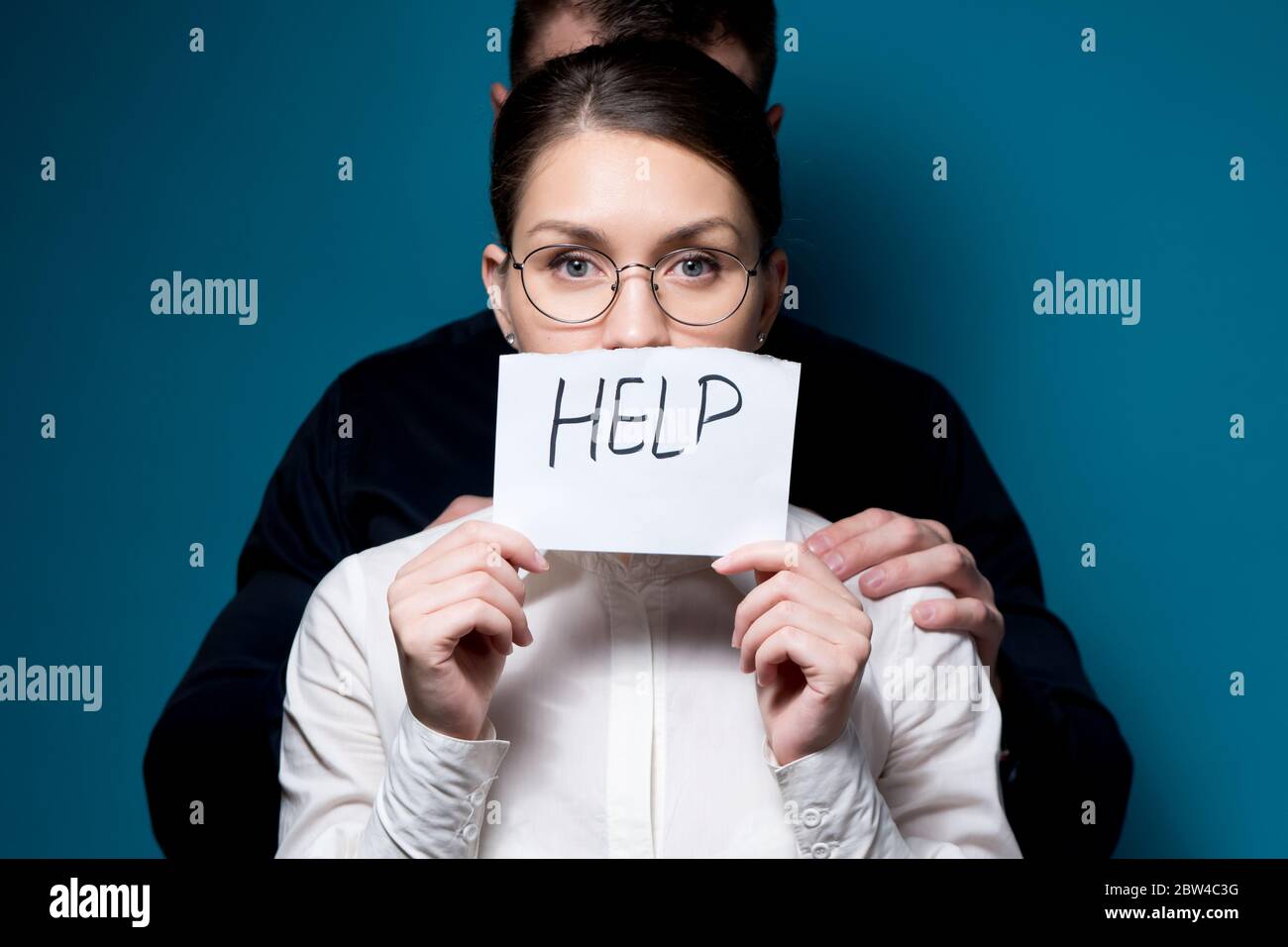 une fille à la recherche d'affaires tient un panneau demandant de l'aide, et derrière elle est un homme Banque D'Images