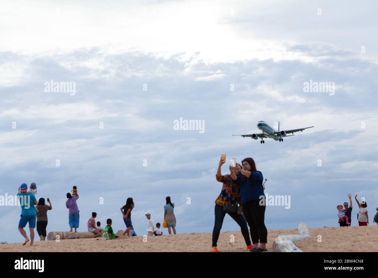 Phuket - Thaïlande; 10 novembre 2018: China Southern Airlines atterrissage à l'aéroport international de Phuket près de la plage Mai Khao et plus de gens aiment à tak Banque D'Images