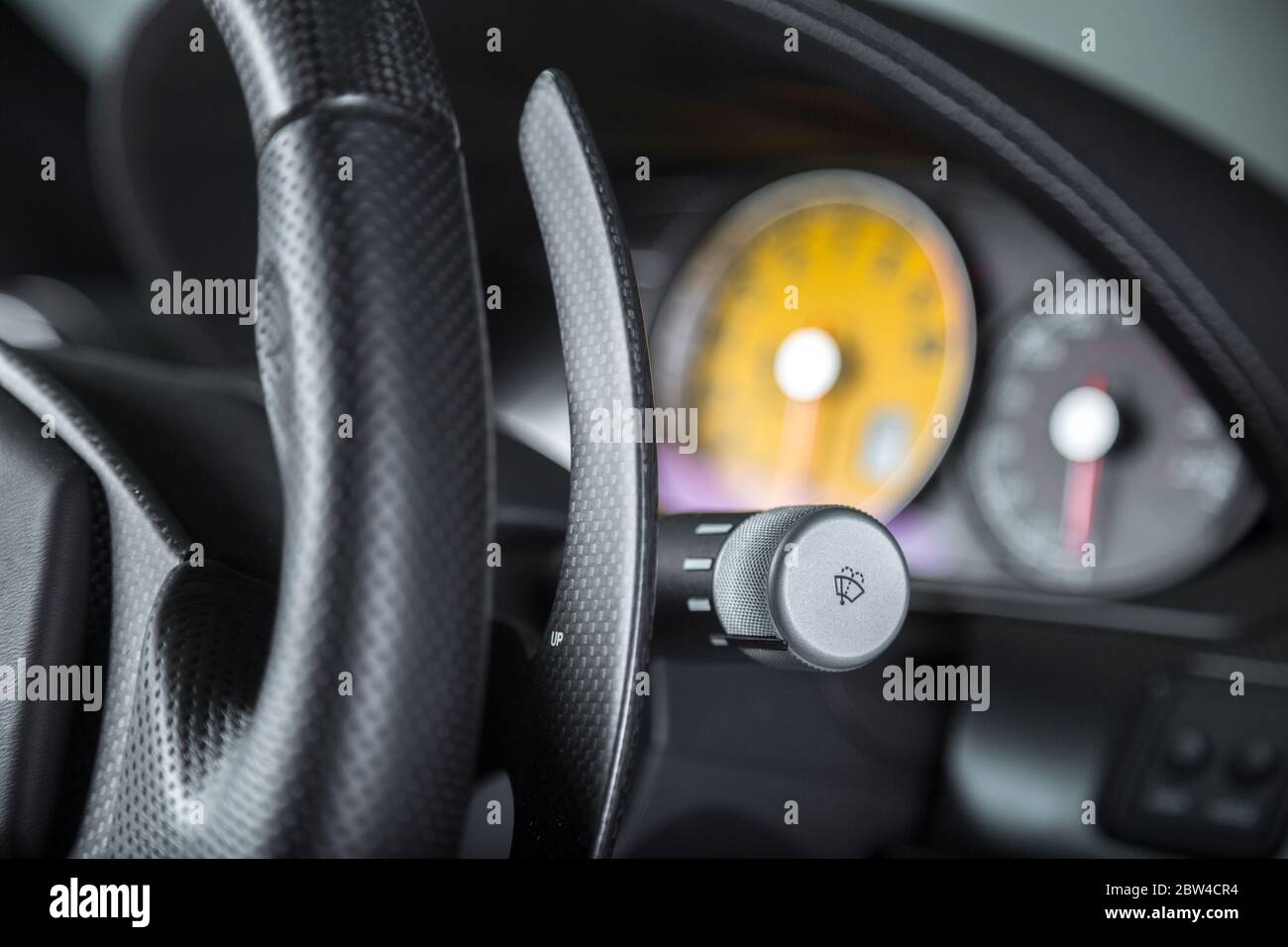 Gros plan de la palette de changement de vitesse dans un intérieur Ferrari  Photo Stock - Alamy