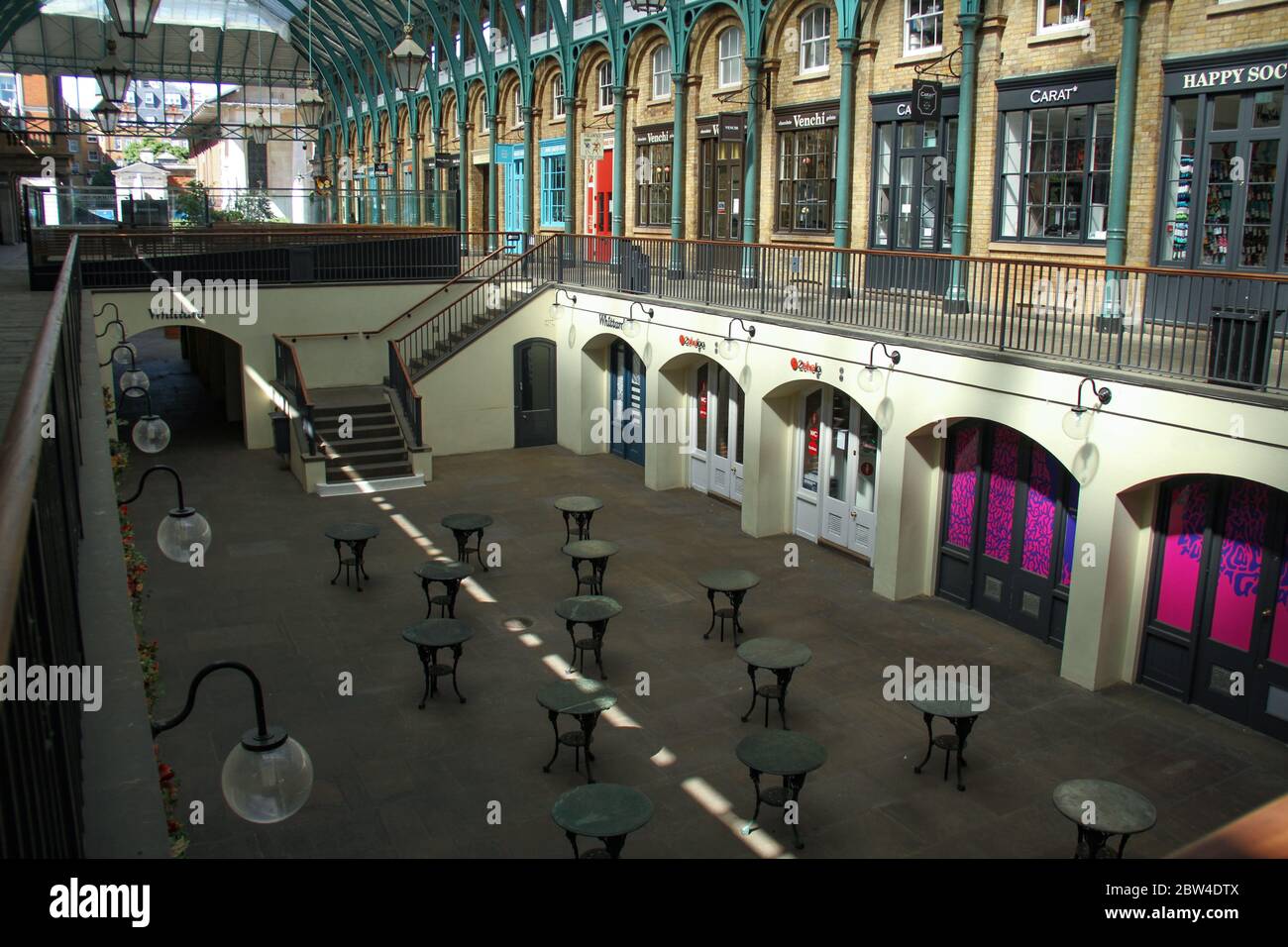 Londres, Royaume-Uni - 29 mai 2020 : le marché Covent Garden était pratiquement vide, tout comme les rues de Londres le dernier jour de semaine avant les nouvelles règles de confinement. Jeudi, le Premier ministre a annoncé que des groupes de six personnes maximum pourraient se réunir à l'extérieur en Angleterre à partir de lundi, ce qui a facilité encore davantage le verrouillage de 10 semaines. Photo: David Mbiyu/ Alamy News en direct Banque D'Images