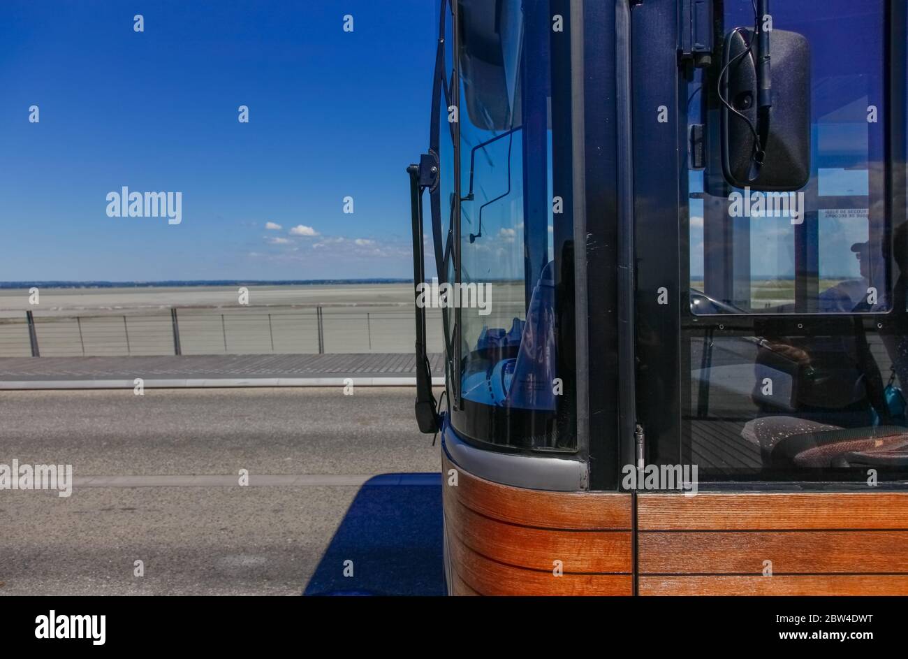 Transport en bus au Mont Saint Michel, France Banque D'Images