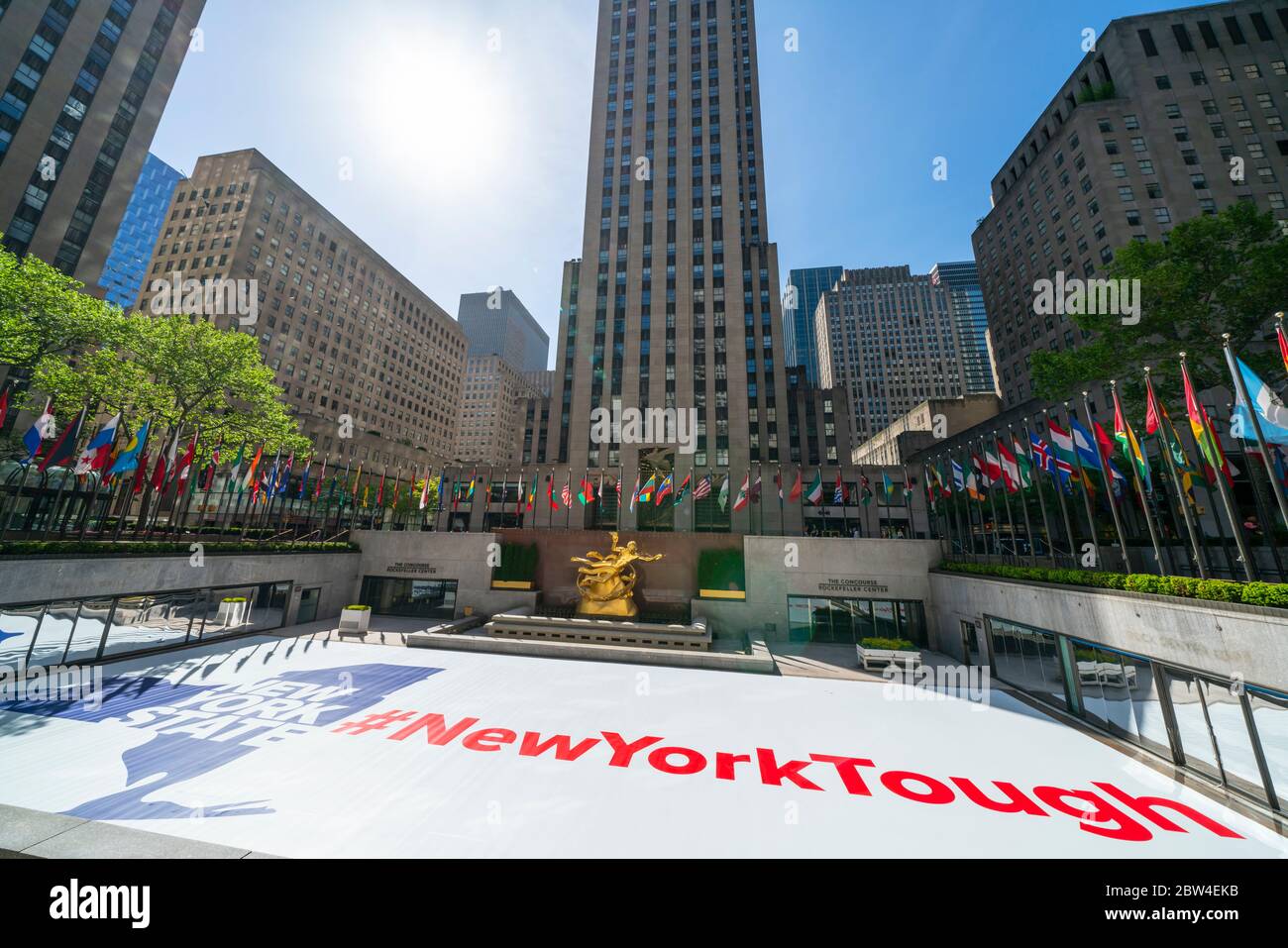 Un énorme panneau « New York Tough » apparaît au Rockefeller Center Ice Skate Rink lors de la quarantaine pour le COVID-19 à New York NY USA le 21 2020 mai. Banque D'Images