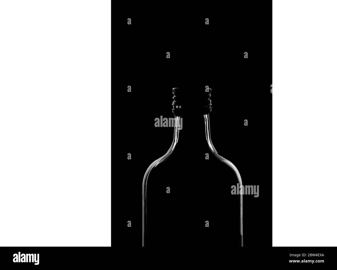 une demi-bouteille sur fond noir. Seule la silhouette est visible. Placer pour le texte. Copier l'espace Banque D'Images