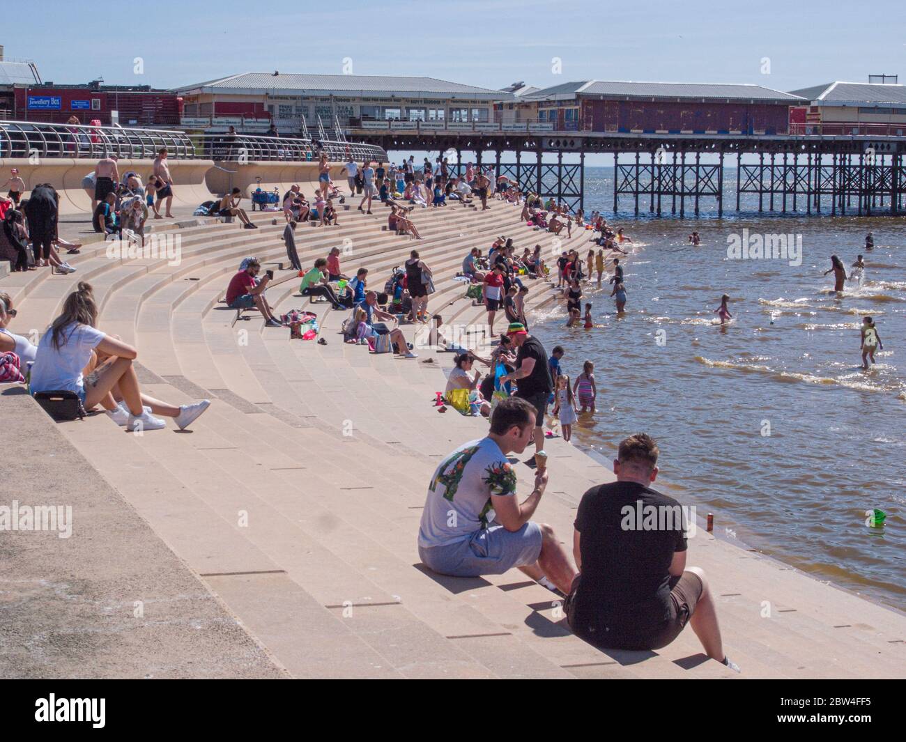 Blackpool, Royaume-Uni. 29 mai 2020. Météo. Une journée chaude et ensoleillée pour une grande partie du pays amène de grandes foules à Blackpool et une crainte d'une deuxième pointe dans le virus Covid 19 car les gens semblent ignorer la règle de 2 mètres et se mélanger avec des groupes de deux. Crédit : Gary Telford/Alay Live News Banque D'Images