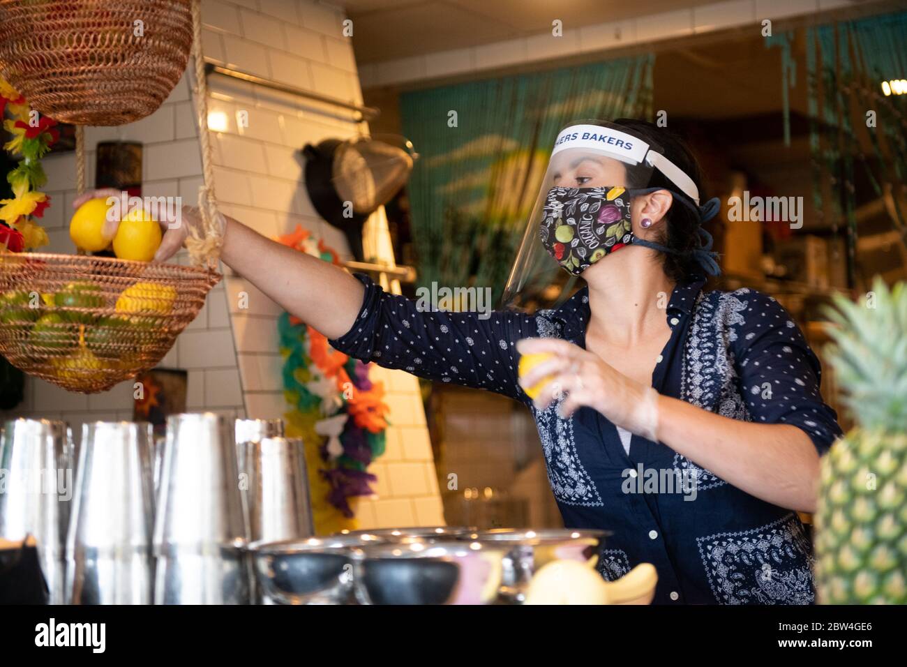 Washington, États-Unis. 29 mai 2020. Le barman Nicole DeVito réapprovisionnait le bar extérieur des pêcheurs fermiers Bakers, un restaurant sur le front de mer de Georgetown à Washington, DC, le 29 mai 2020, dans le contexte de la pandémie du coronavirus. Après avoir déplacé les paramètres de réouverture ces dernières semaines, le District de Columbia a commencé aujourd'hui la première étape de la réouverture économique permettant aux restaurants et autres entreprises de fonctionner dans une capacité limitée malgré l'épidémie de COVID-19. (Graeme Sloan/Sipa USA) Credit: SIPA USA/Alay Live News Banque D'Images