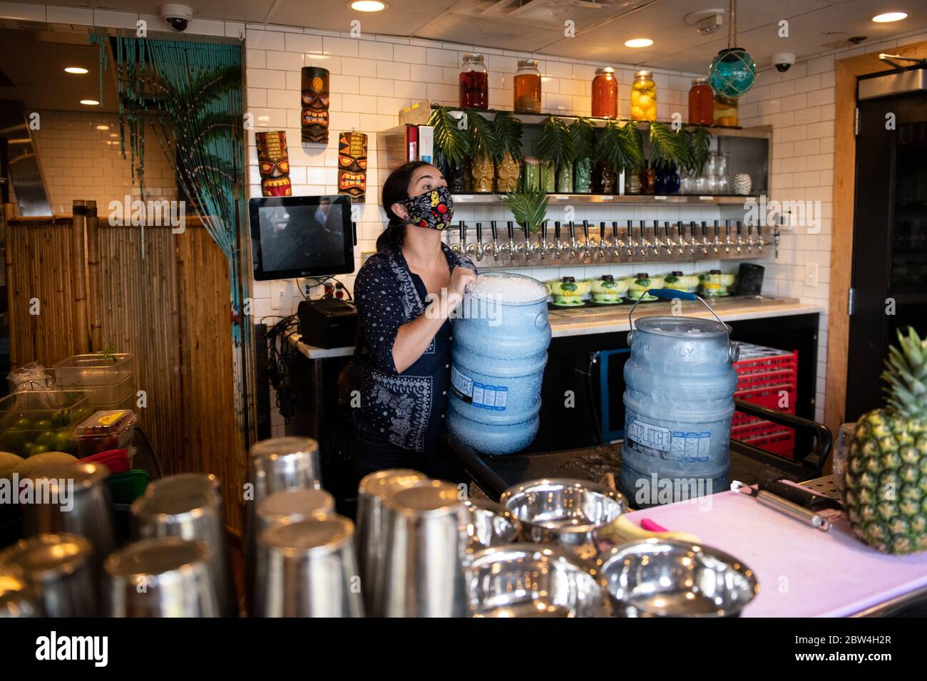 Le barman Nicole DeVito réapprovisionnait le bar extérieur des pêcheurs fermiers Bakers, un restaurant sur le front de mer de Georgetown à Washington, D.C., le 29 mai 2020, dans le contexte de la pandémie du coronavirus. Après avoir déplacé les paramètres de réouverture ces dernières semaines, le District de Columbia a commencé aujourd'hui la première étape de la réouverture économique permettant aux restaurants et autres entreprises de fonctionner dans une capacité limitée malgré l'épidémie de COVID-19. (Graeme Sloan/Sipa USA) Banque D'Images