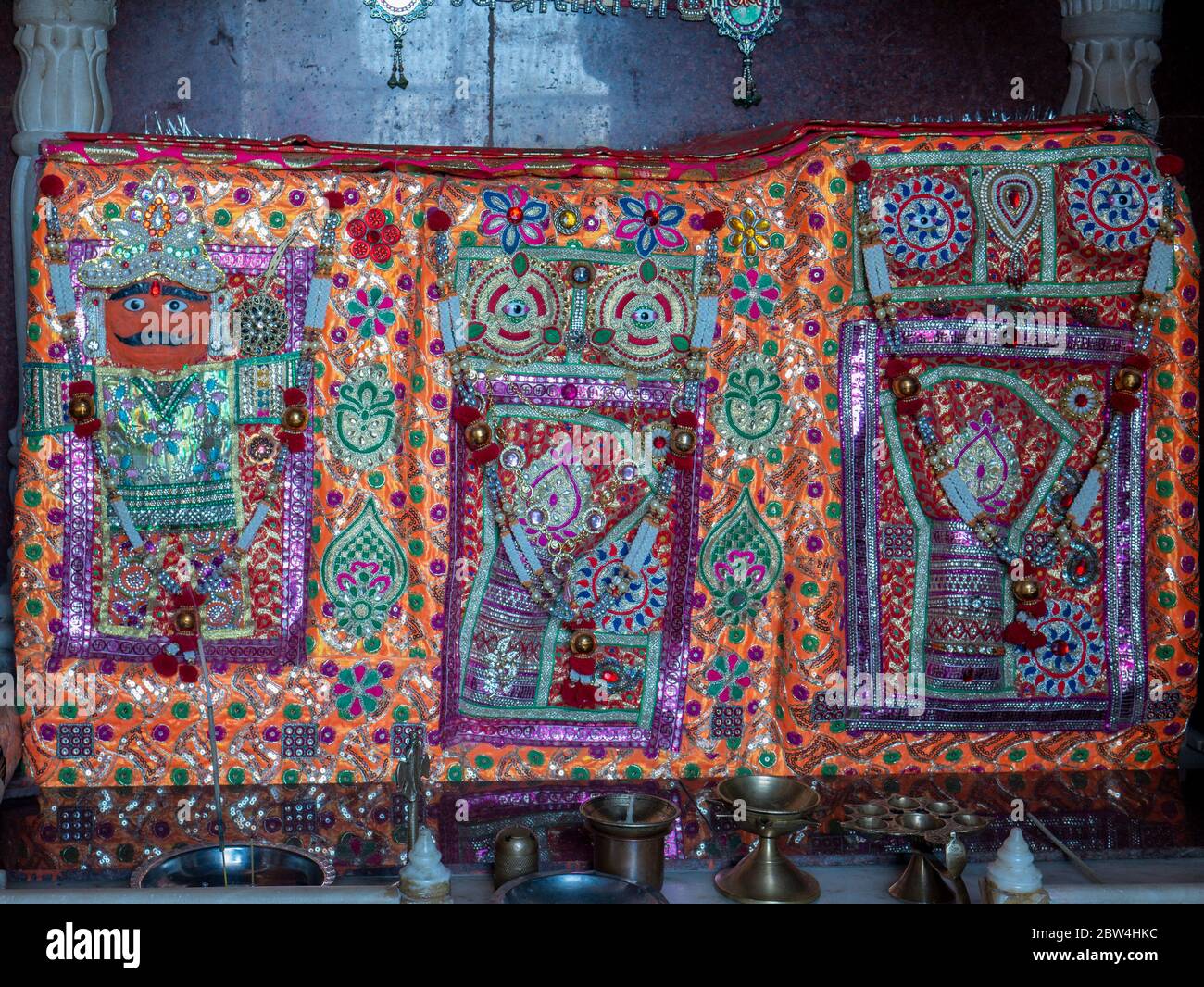 01 mars 2019 saint Surdhan dada et Sati mata ont une impression de main gauche et de main droite comme bénédiction près du complexe Bahudha mata Nayka, Ta. Sami, Distr. Patan, Guja Banque D'Images