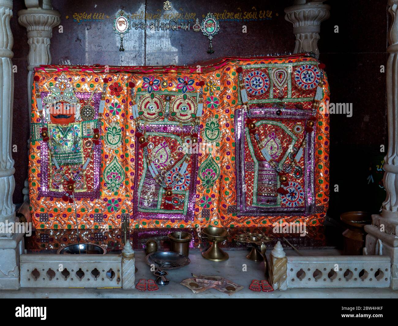 01 mars 2019 saint Surdhan dada et Sati mata ont une impression de main gauche et de main droite comme bénédiction près du complexe Bahudha mata Nayka, Ta. Sami, Distr. Patan, Guja Banque D'Images