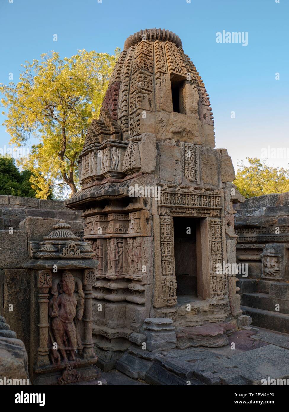 01 mars 2019 petits sanctuaires et statues sculptées en grès autour de Kunda, le réservoir du Temple du Soleil, district de Modera Mehsana, Gujarat, Inde Banque D'Images