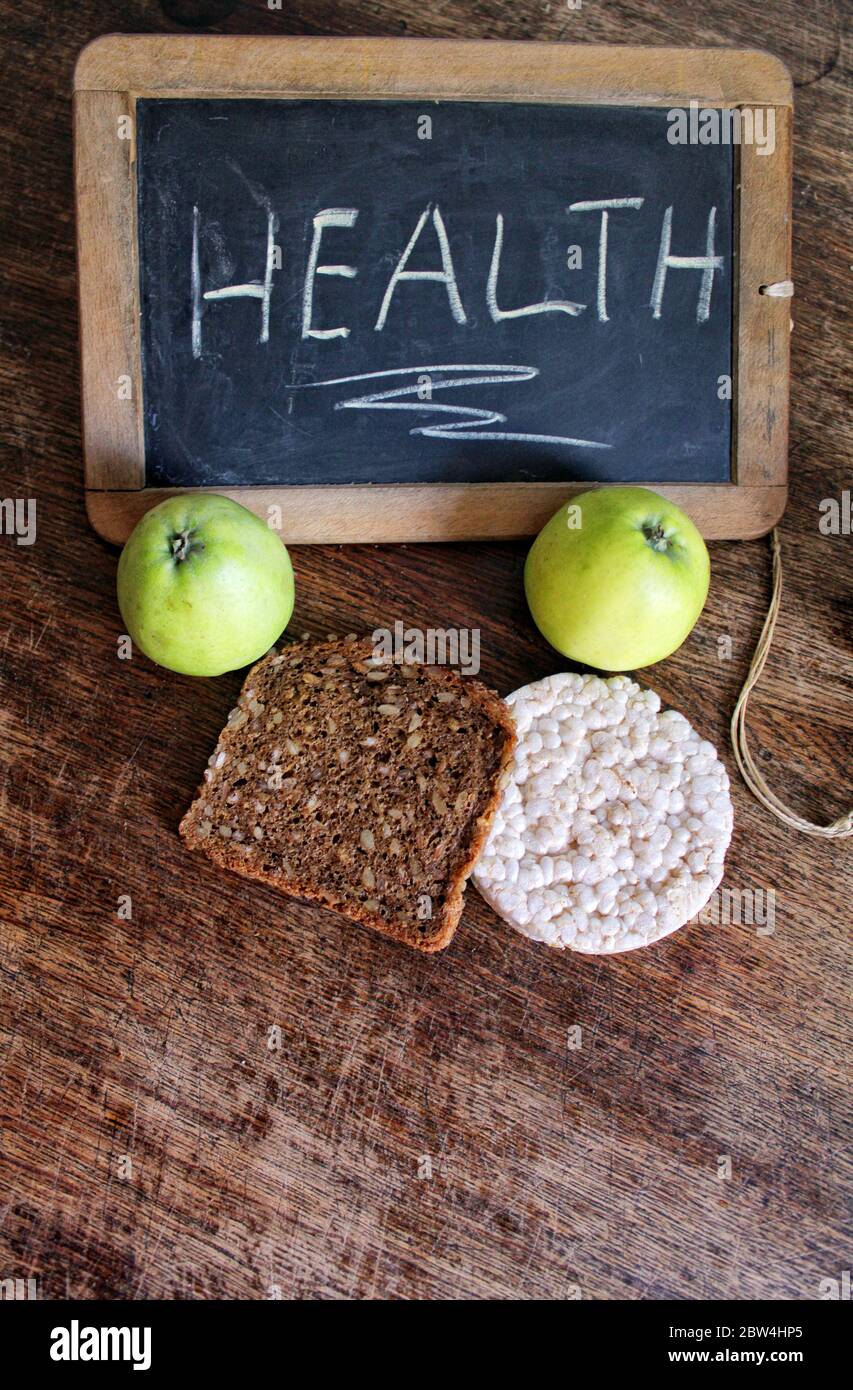 Pain, riz et pommes sur la table santé diète concept alimentaire Banque D'Images