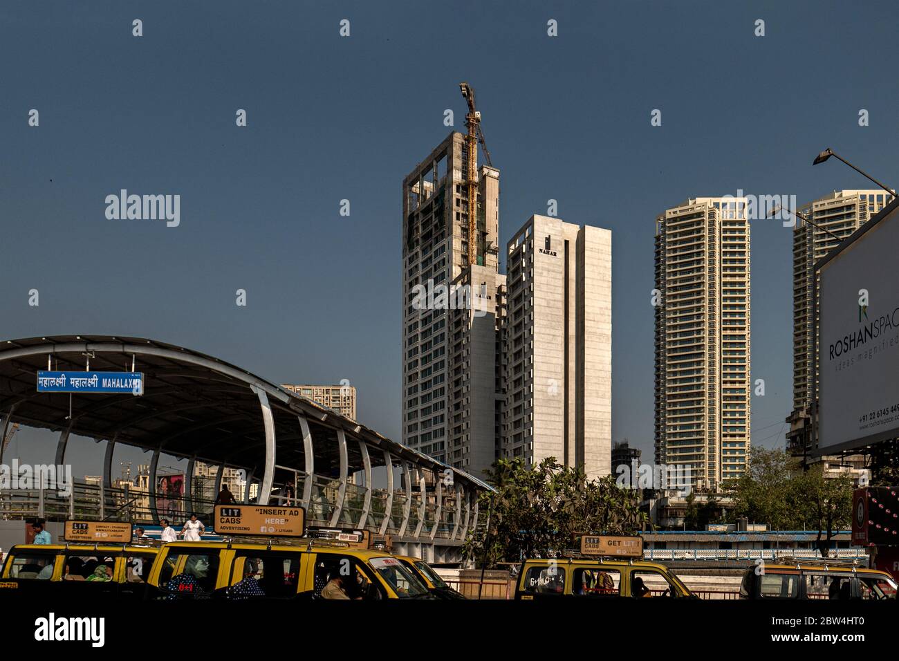 11 avril 2019 les développements de la haute élévation par la gare de Mahalaxmi et le train de la voie ferrée occidentale du Mumbai Suburban Railway, Inde Banque D'Images