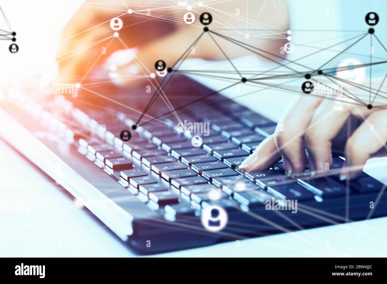 Mains de businesswoman working on laptop présentant la connexion sociale concept. Le rendu 3D Banque D'Images