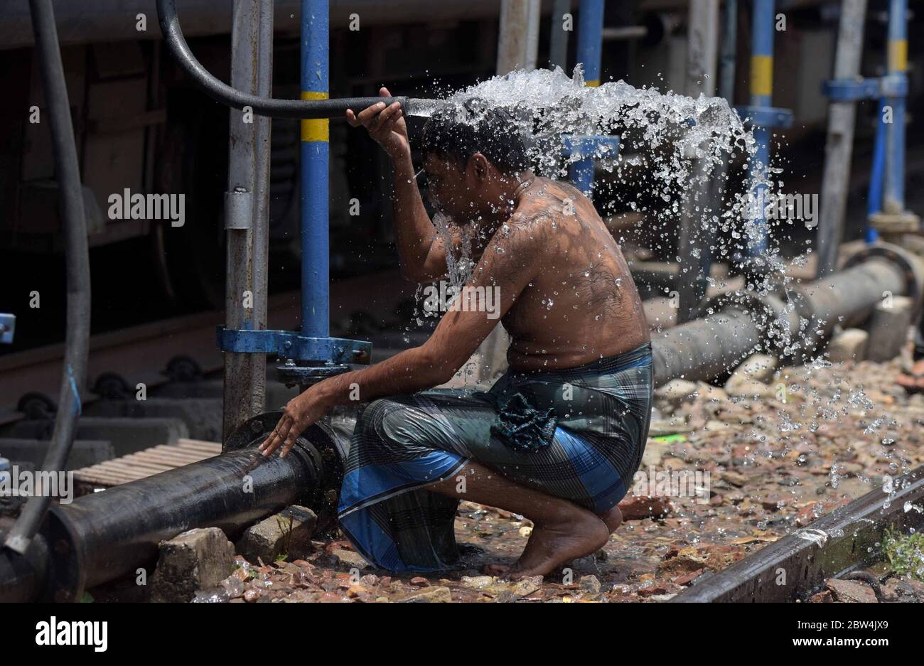 Les migrants de Mumbai voyageant en train spécial se baignant à la jonction de Prayagraj pour combattre la chaleur lors du lockdown national de COVID-19 le 28 mai 2020 à Prayagraj, Inde. (Photo de Prabhat Kumar Verma/Pacific Press/Sipa USA) Banque D'Images