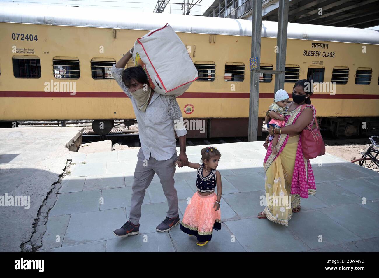 Les migrants de Mumbai sont arrivés par un train spécial à la jonction de Prayagraj lors du lockdown national de la COVID-19 le 28 mai 2020 à Prayagraj, en Inde. (Photo de Prabhat Kumar Verma/Pacific Press/Sipa USA) Banque D'Images