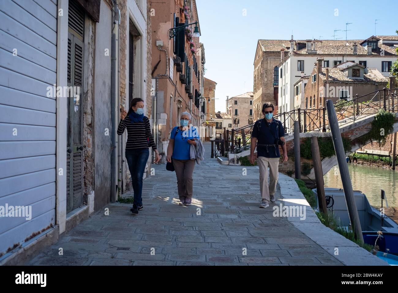 VENISE, ITALIE - MAI 2020: Un guide touristique avec des touristes juste après la réouverture de la ville après le verrouillage du coronavirus le mai 2020 à Banque D'Images