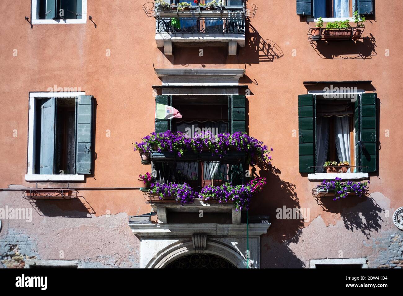 VENISE, ITALIE - 2020 MAI : une terrasse fleurie juste après la réouverture de la ville après l'isolement du coronavirus le 2020 mai à Venise, Ital Banque D'Images
