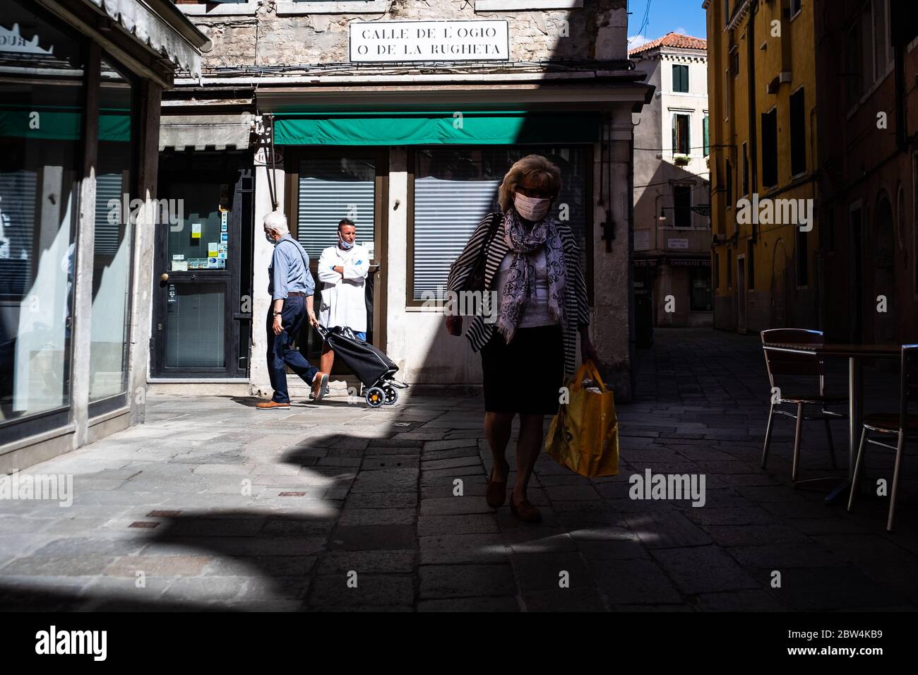 VENISE, ITALIE - MAI 2020 : les citoyens portant des masques protecteurs juste après la réouverture de la ville après le confinement du coronavirus le mai 2020 Banque D'Images