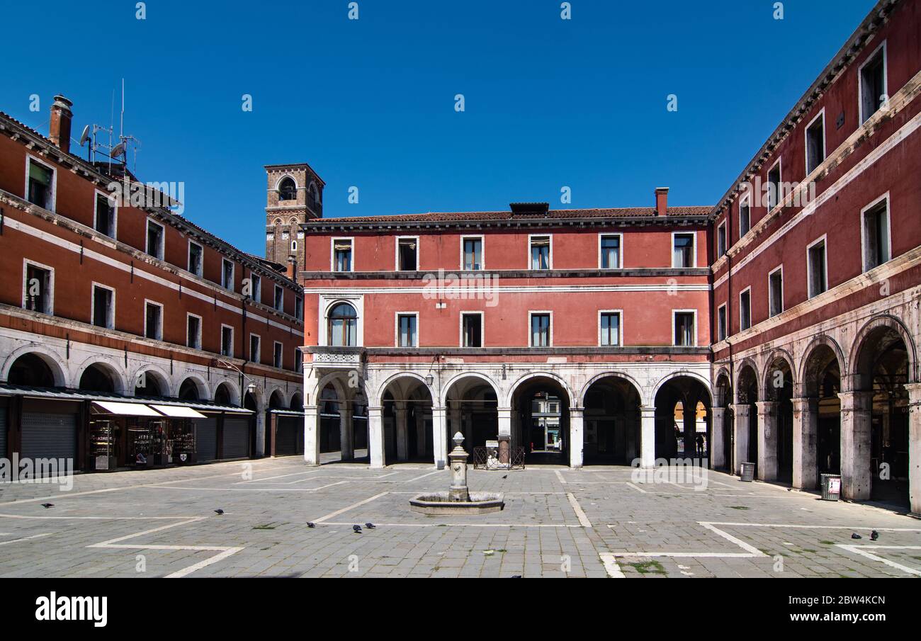 VENISE, ITALIE - MAI 2020 : Campo San Giacono à côté du pont du Rialto juste après la réouverture de la ville après le confinement du coronavirus Banque D'Images