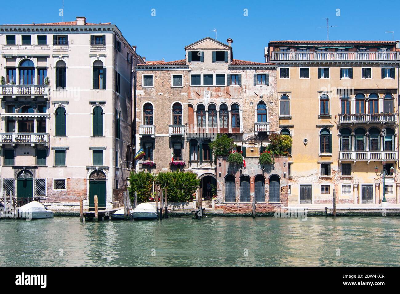 VENISE, ITALIE - MAI 2020 : une maison face au Grand Canal juste après la réouverture de la ville après l'écluse pour le coronavirus le mai 2020 in Banque D'Images
