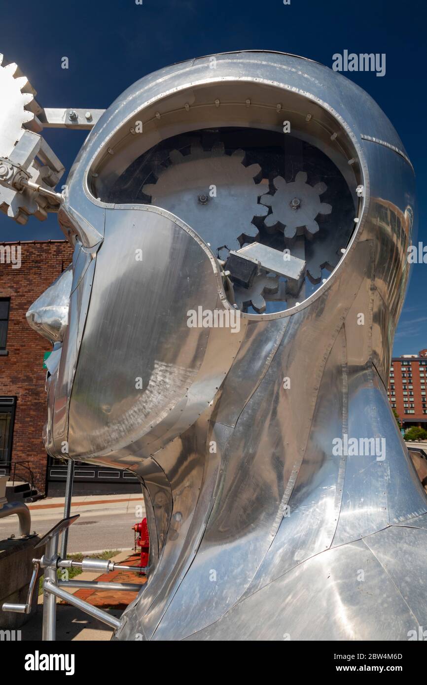 Lansing, Michigan - « Portrait d'un Rêveur », une sculpture en acier inoxydable d'Ivan Iler. La sculpture de 15 pieds est surnommée officiellement 'Gearhead.' Banque D'Images