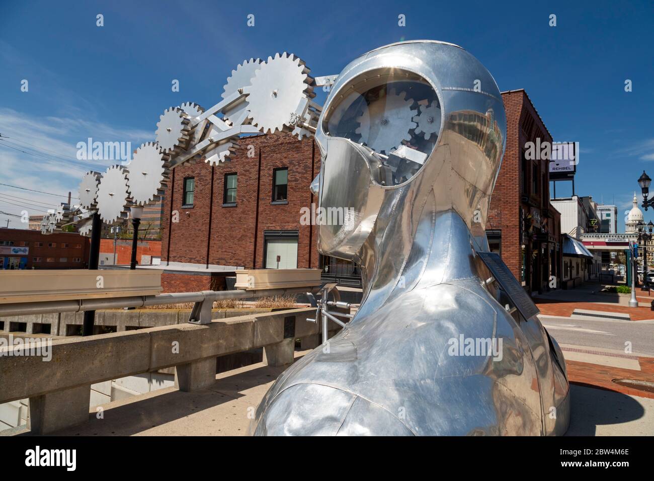 Lansing, Michigan - « Portrait d'un Rêveur », une sculpture en acier inoxydable d'Ivan Iler. La sculpture de 15 pieds est surnommée officiellement 'Gearhead.' Banque D'Images