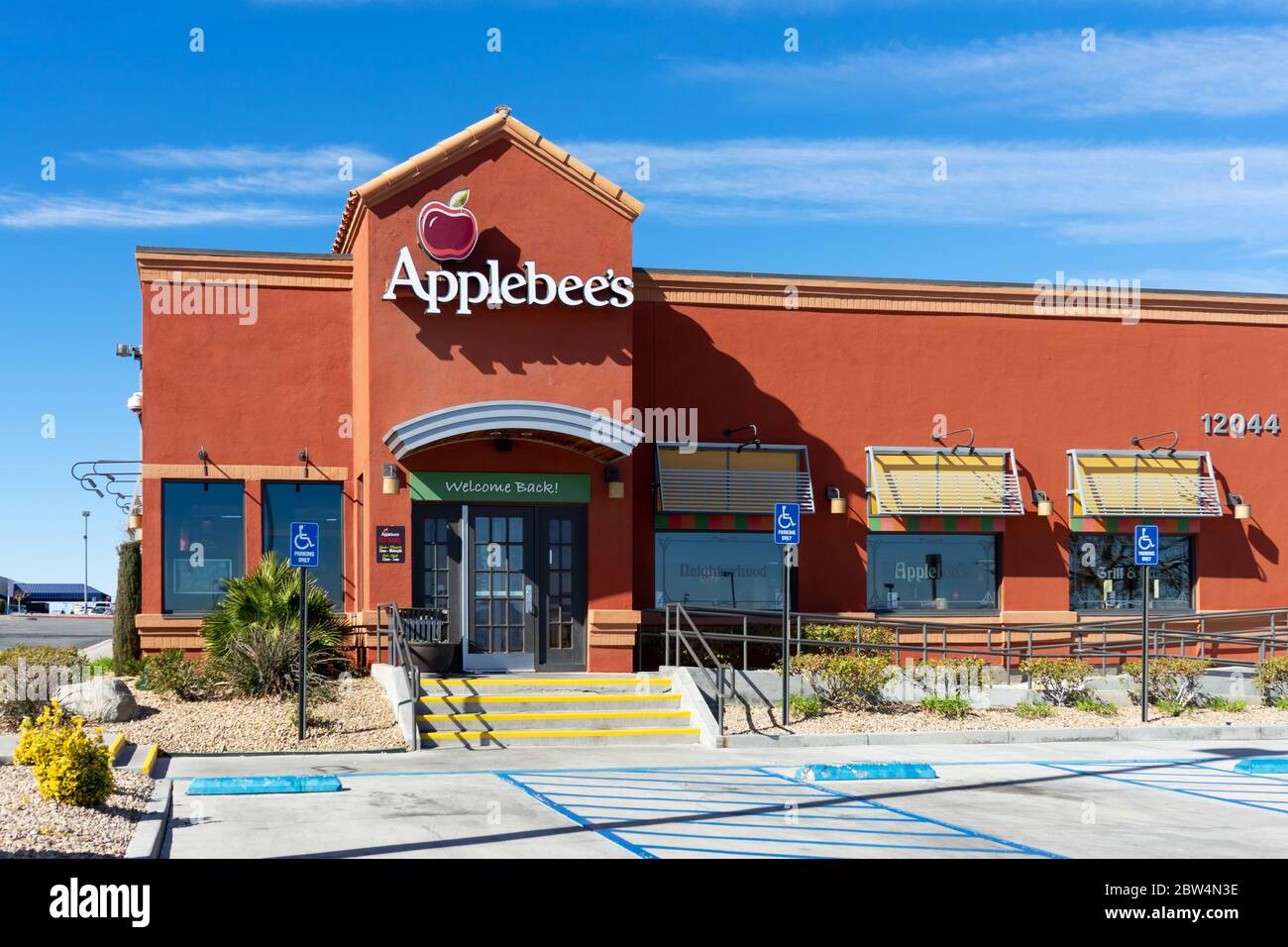Victorville, CA / USA – 11 février 2020 : le restaurant Applebee's est situé à Victorville, Californie, à côté de l'Interstate 15. Banque D'Images