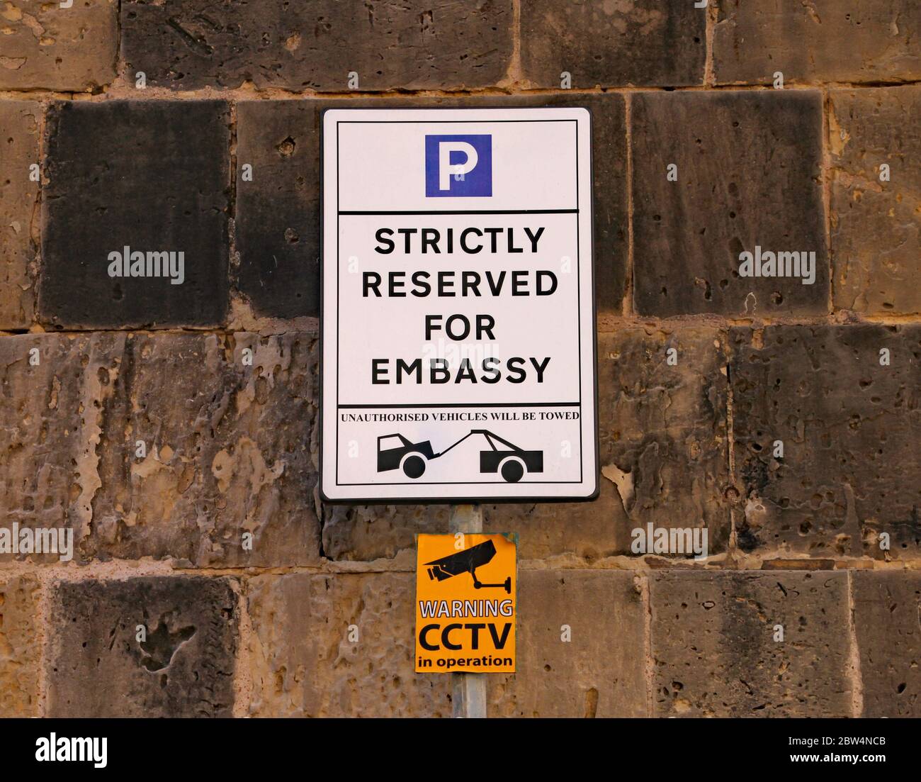 Un panneau indiquant que le parking est strictement réservé au personnel de l'ambassade. La défaillance entraînera le remorquage du véhicule Banque D'Images