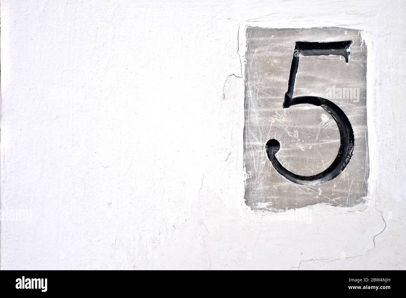 5 / cinq, chiffre noir sur fond blanc. Banque D'Images