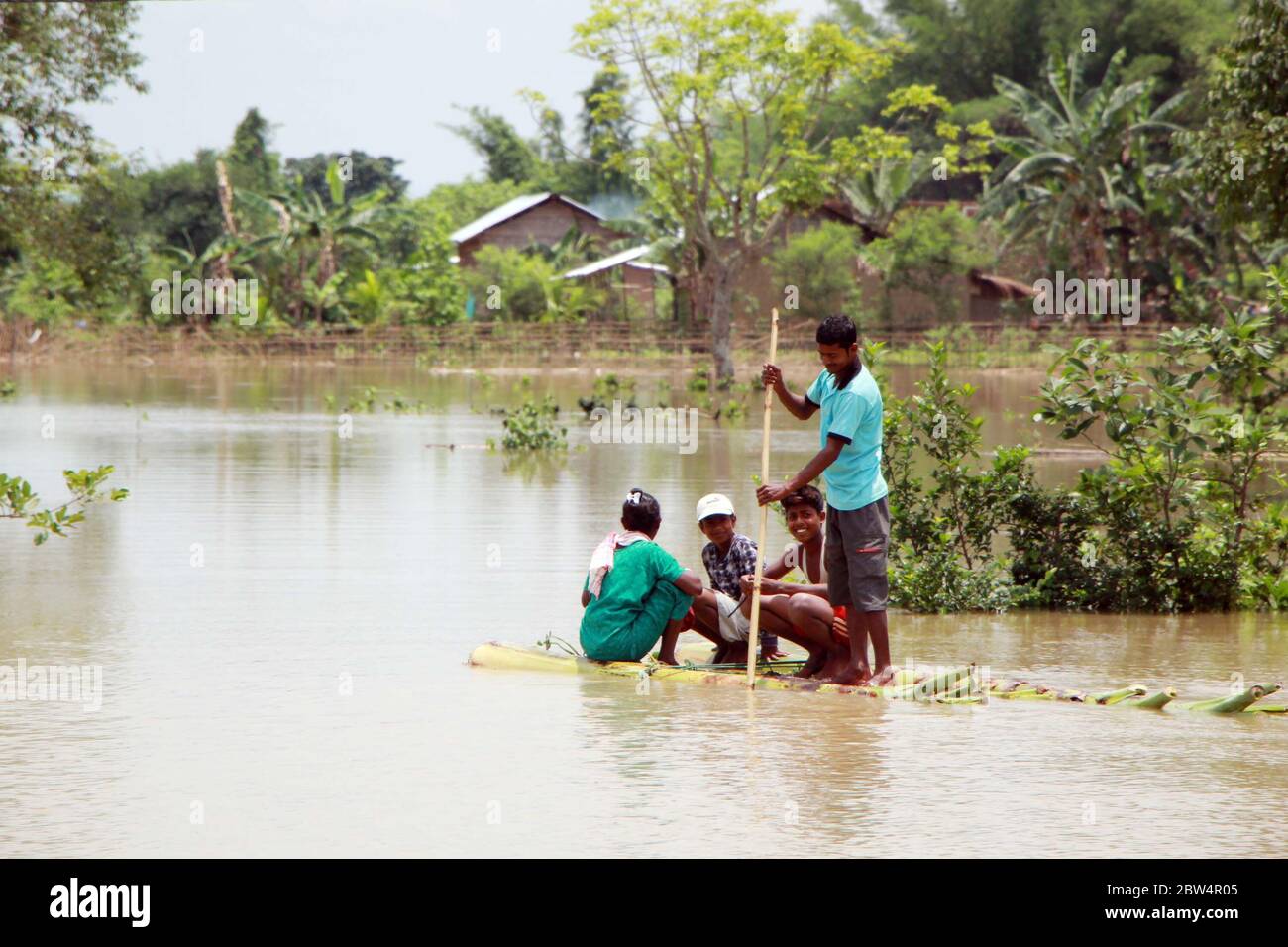 Nagaon, Inde. 29 mai 2020. Les villageois navigue sur un radeau à bananier pour atteindre des terres élevées tandis que leurs maisons sont submergées dans les eaux d'inondation du village de Tetelisara, près de la ville de Kampur, dans le district de Nagaon d'Assam, en Inde. (Photo de Simanta Talukdar/Pacific Press) crédit: Pacific Press Agency/Alay Live News Banque D'Images