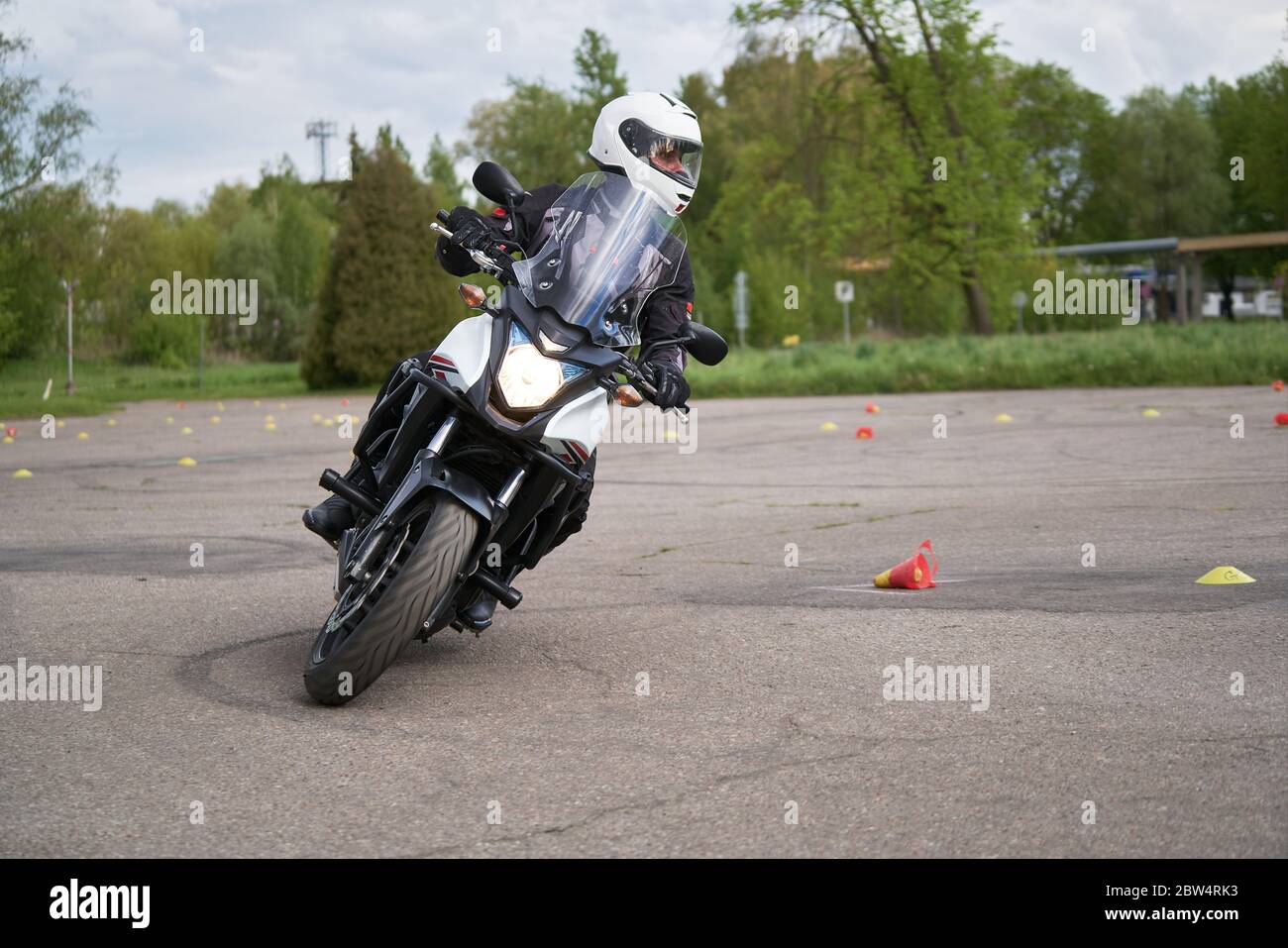 Les motocyclistes passent par des cônes. Exervice pour débutants et expérimentés. Formation libre de compétences comme gymkhana pour tous les gens. Banque D'Images