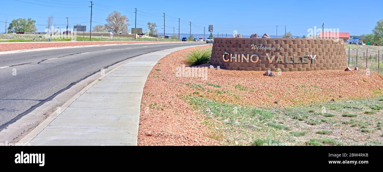 Un panneau de bienvenue en chrome brillant pour la ville de Chino Valley Arizona. Banque D'Images