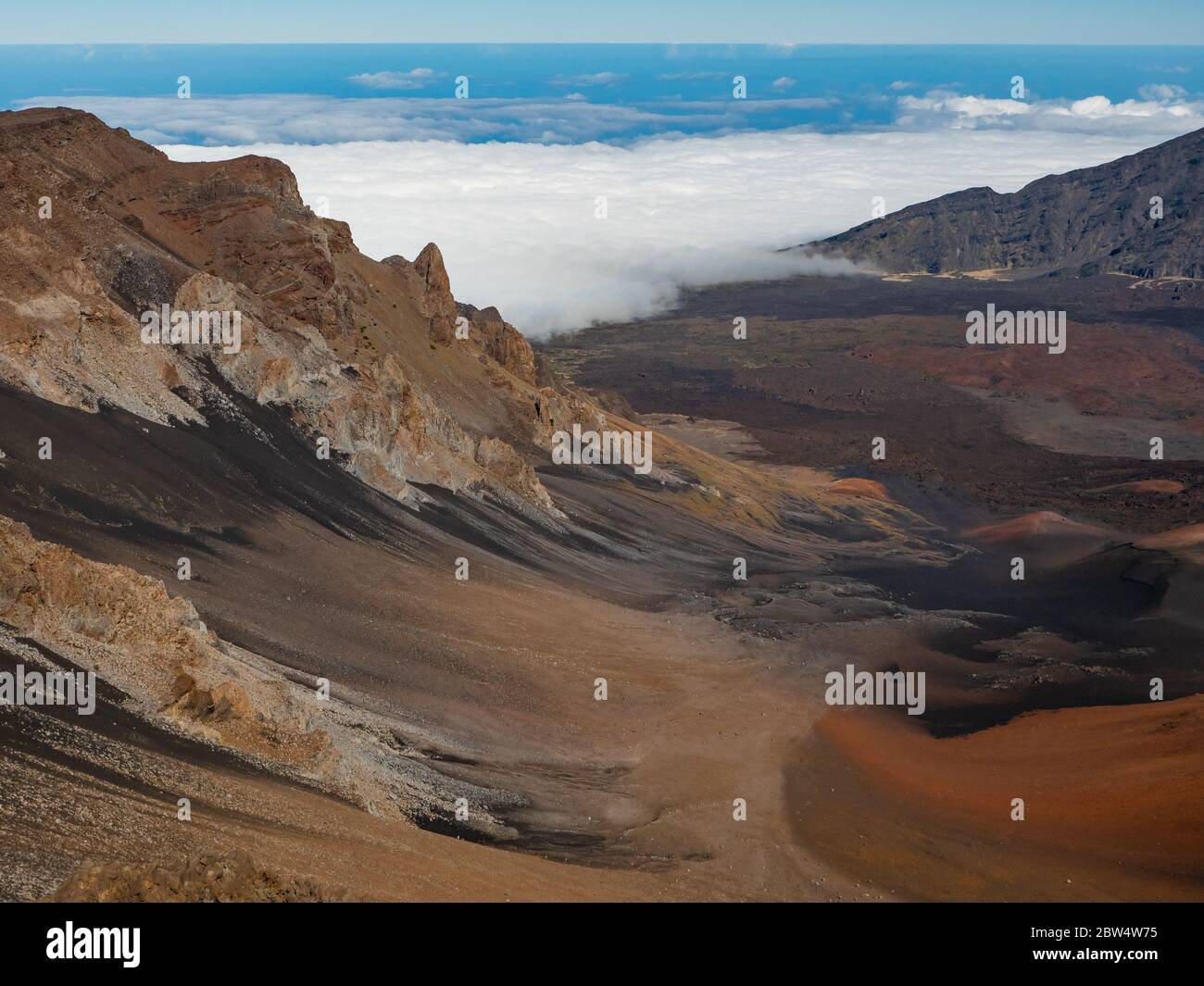 Des nuages qui s'infiltre dans la vallée du parc national de Haleakala, Maui, Hawaii. Banque D'Images Des nuages qui s'infiltre dans la vallée du parc national de Haleakala, Maui, Hawaii. Banque D'Images