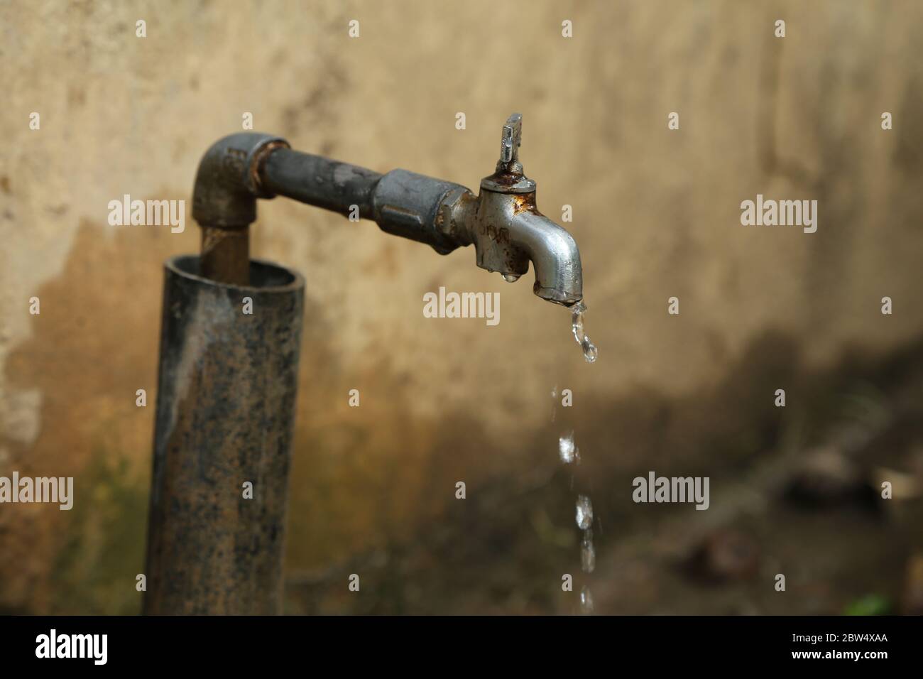 Robinet extérieur et eau courante ou de fuite Photo Stock - Alamy