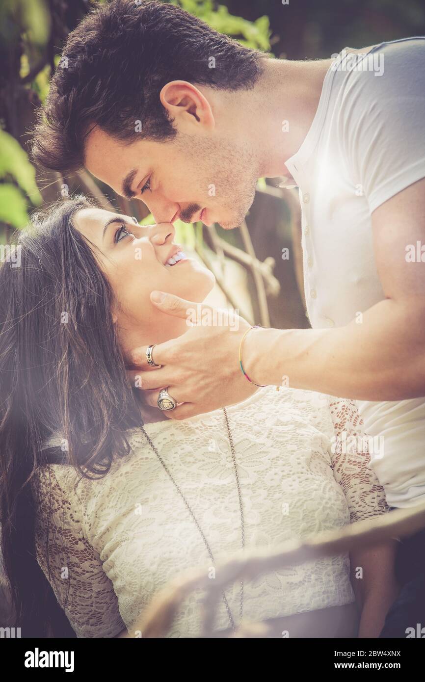Passion Et Amour Couple Aimant Harmonie Tendresse Paix Et Amour Entre Deux Amoureux Jeune Homme Et Jeune Femme A L Exterieur Sensation Intense Et Vif Photo Stock Alamy
