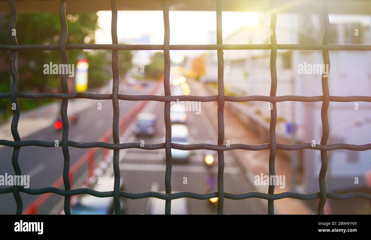 clôture avec grille métallique et sous-évasement en arrière-plan Banque D'Images