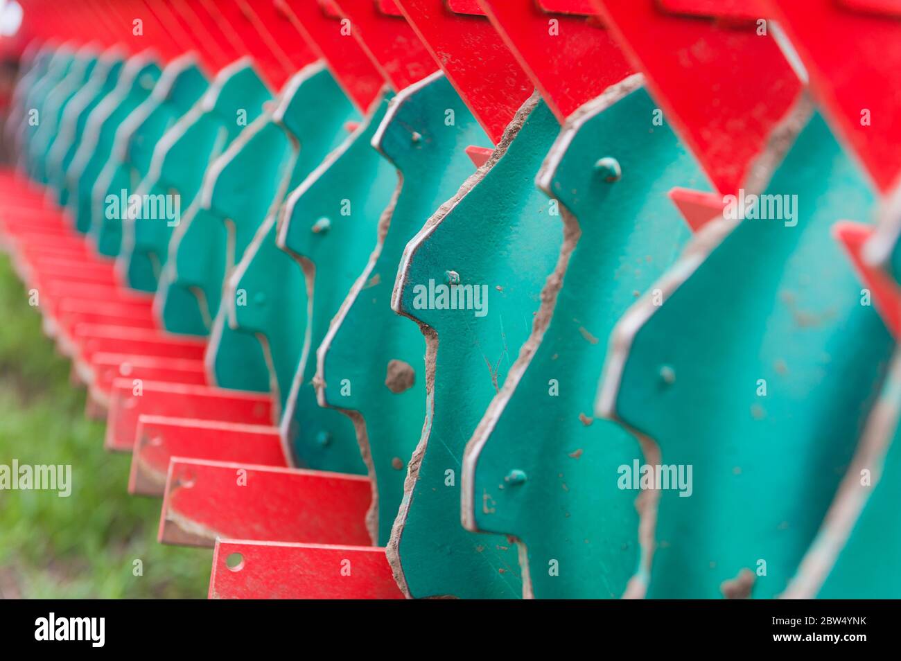 Les disques de herse se forment en gros plan avec de la saleté Banque D'Images