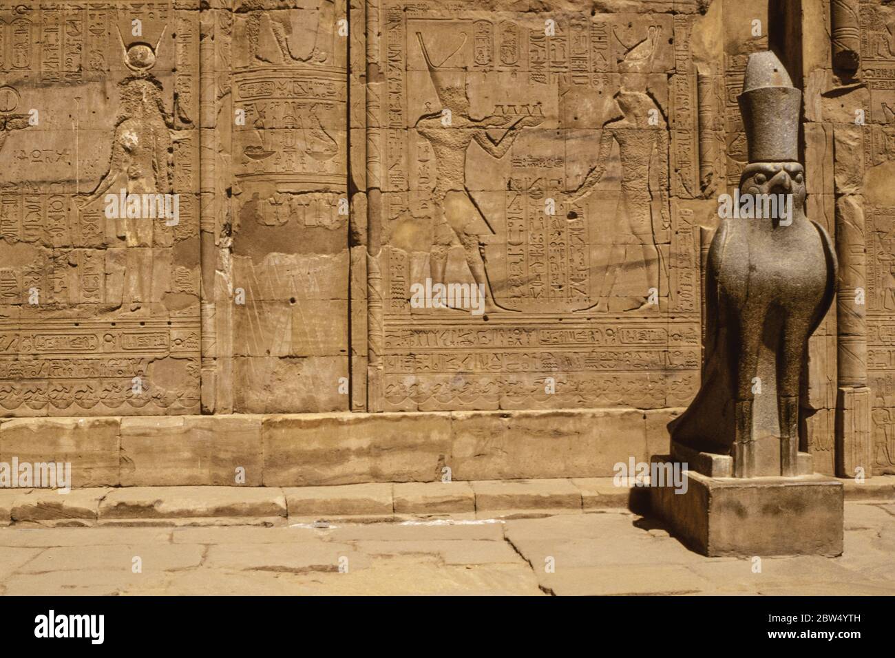 Mur hiéroglyphique et sculpture de faucon mythologique sculptée par les